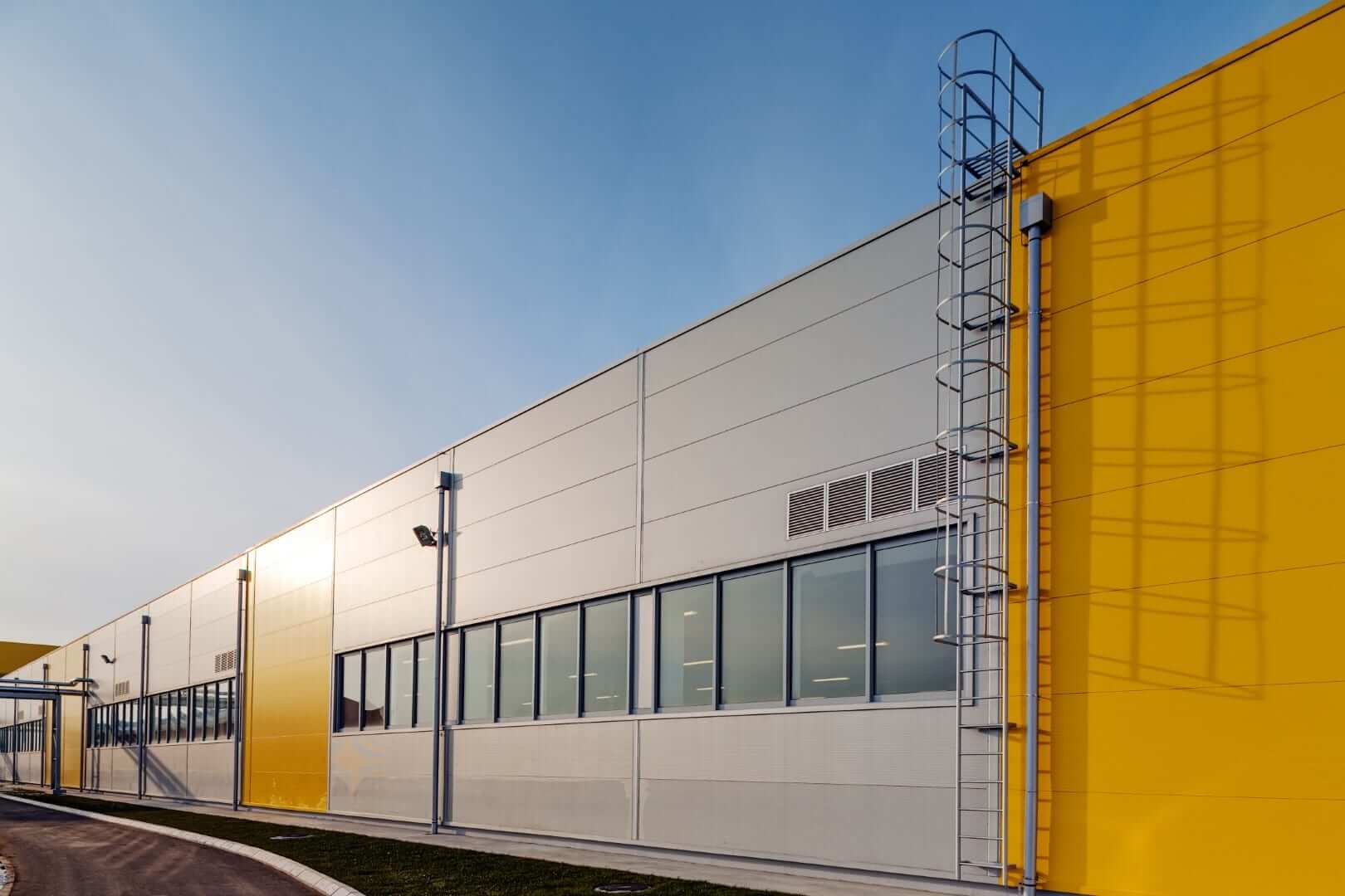 Industrial hall with aluminum facade and panels